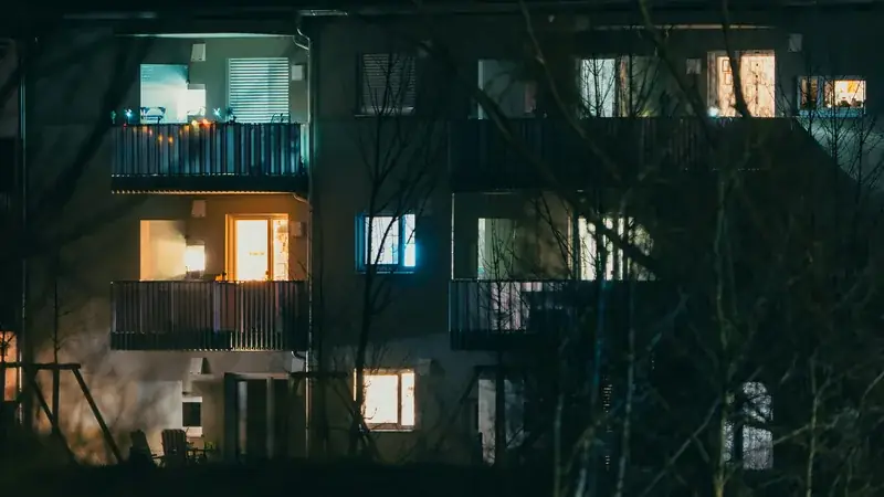 夜の集合住宅の窓明かり
